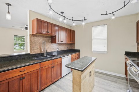 House in Tampa, Florida 3 bedrooms, 130.81 sq.m. № 2391398 - photo 7