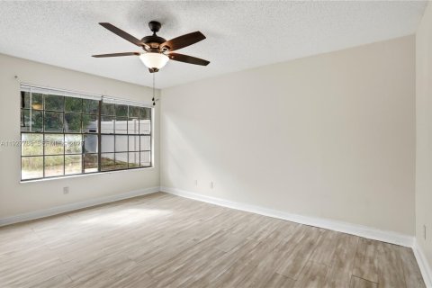 House in Orlando, Florida 4 bedrooms, 159.61 sq.m. № 1988670 - photo 17