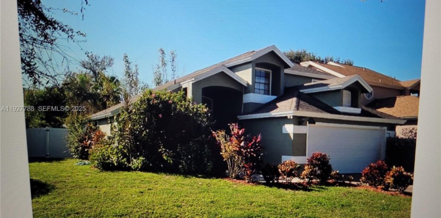 House in Orlando, Florida 4 bedrooms, 159.61 sq.m. № 1988670
