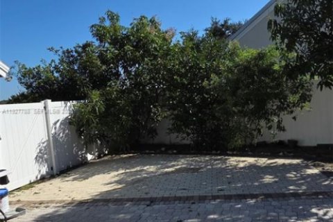 House in Orlando, Florida 4 bedrooms, 159.61 sq.m. № 1988670 - photo 2