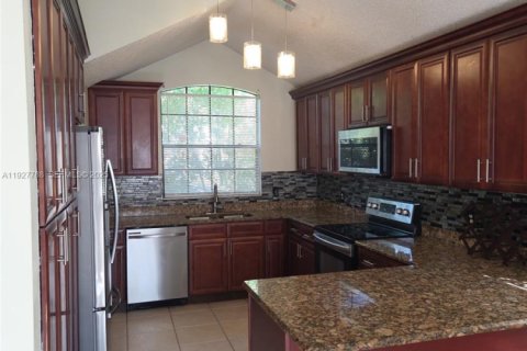 House in Orlando, Florida 4 bedrooms, 159.61 sq.m. № 1988670 - photo 8