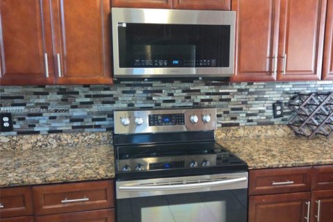 House in Orlando, Florida 4 bedrooms, 159.61 sq.m. № 1988670 - photo 7