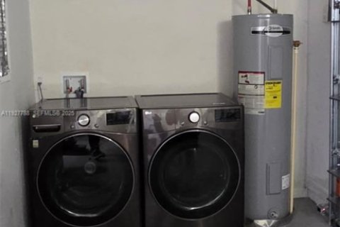 House in Orlando, Florida 4 bedrooms, 159.61 sq.m. № 1988670 - photo 11