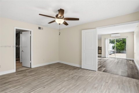 House in Orlando, Florida 4 bedrooms, 159.61 sq.m. № 1988670 - photo 15
