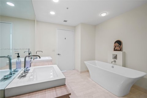 Condominio en venta en North Miami Beach, Florida, 2 dormitorios, 168.8 m2 № 2012949 - foto 25