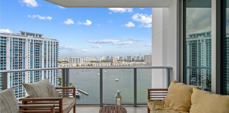 Condominio en North Miami Beach, Florida, 2 dormitorios  № 2012949