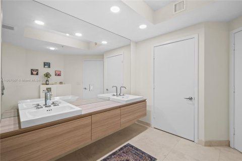 Condominio en venta en North Miami Beach, Florida, 2 dormitorios, 168.8 m2 № 2012949 - foto 19