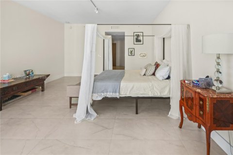 Condominio en venta en North Miami Beach, Florida, 2 dormitorios, 168.8 m2 № 2012949 - foto 17