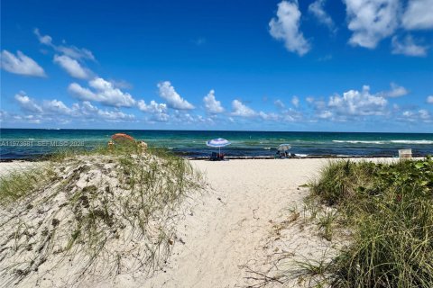 Condominio en alquiler en Surfside, Florida, 1 dormitorio, 85.28 m2 № 2033594 - foto 22