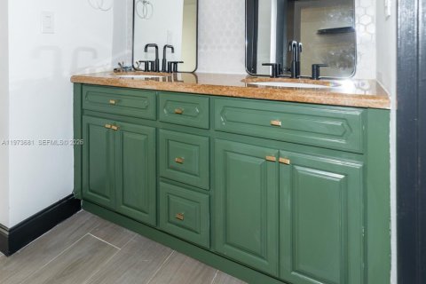 Condominio en alquiler en Surfside, Florida, 1 dormitorio, 85.28 m2 № 2033594 - foto 14