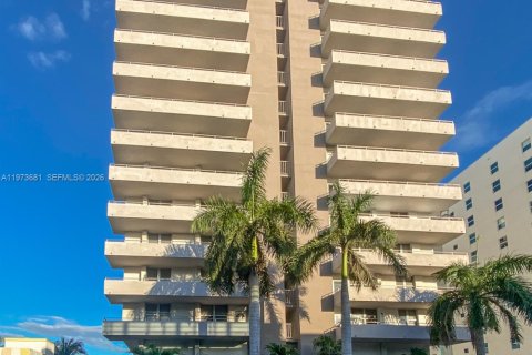 Condominio en alquiler en Surfside, Florida, 1 dormitorio, 85.28 m2 № 2033594 - foto 5