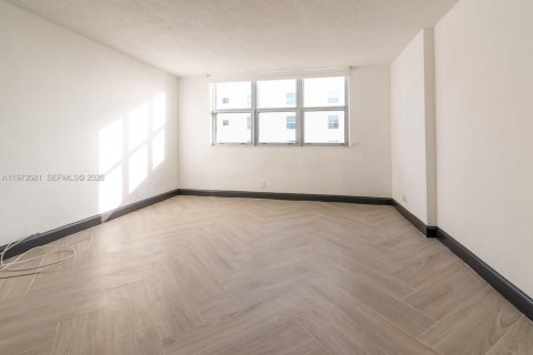 Condominio en alquiler en Surfside, Florida, 1 dormitorio, 85.28 m2 № 2033594 - foto 12