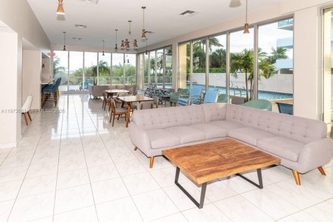 Condominio en alquiler en Surfside, Florida, 1 dormitorio, 85.28 m2 № 2033594 - foto 16