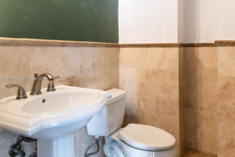 Condominio en alquiler en Surfside, Florida, 1 dormitorio, 85.28 m2 № 2033594 - foto 11