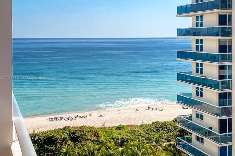 Condominio en Surfside, Florida, 1 dormitorio  № 2033594