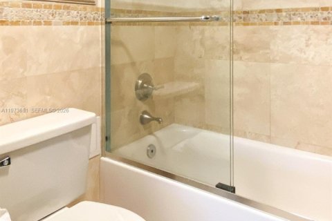 Condominio en alquiler en Surfside, Florida, 1 dormitorio, 85.28 m2 № 2033594 - foto 9