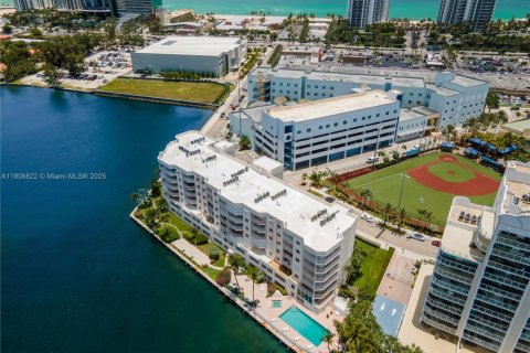 Condo in Sunny Isles Beach, Florida, 2 bedrooms  № 1963414 - photo 17