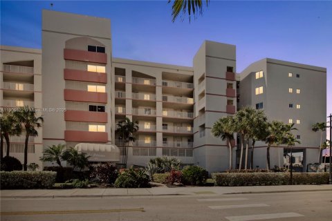 Condo in Sunny Isles Beach, Florida, 2 bedrooms  № 1963414 - photo 19