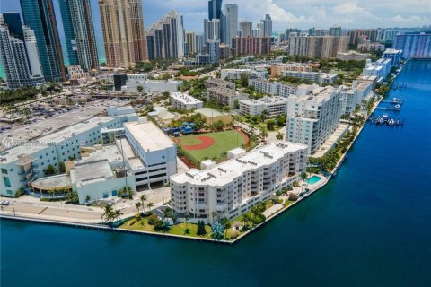 Condo in Sunny Isles Beach, Florida, 2 bedrooms  № 1963414 - photo 24