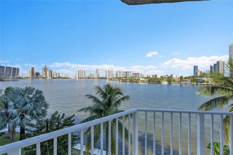 Condo in Sunny Isles Beach, Florida, 2 bedrooms  № 1963414 - photo 20
