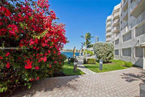 Condo in Sunny Isles Beach, Florida, 2 bedrooms  № 1963414 - photo 23