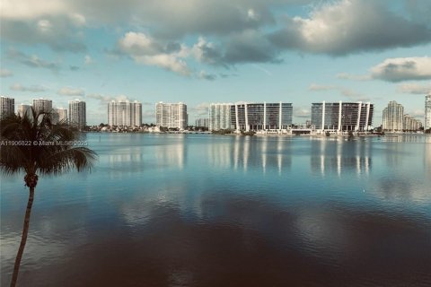 Condo in Sunny Isles Beach, Florida, 2 bedrooms  № 1963414