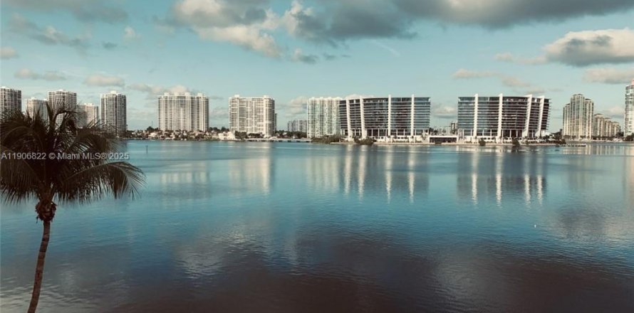 Condo in Sunny Isles Beach, Florida, 2 bedrooms  № 1963414