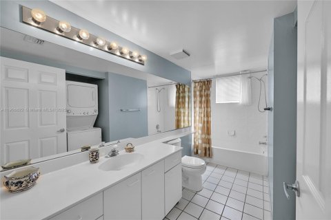 Condo in Sunny Isles Beach, Florida, 2 bedrooms  № 1963414 - photo 16