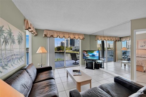 Condo in Sunny Isles Beach, Florida, 2 bedrooms  № 1963414 - photo 6