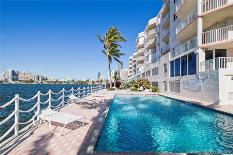 Condo in Sunny Isles Beach, Florida, 2 bedrooms  № 1963414 - photo 10