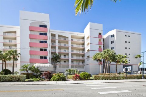 Condo in Sunny Isles Beach, Florida, 2 bedrooms  № 1963414 - photo 9