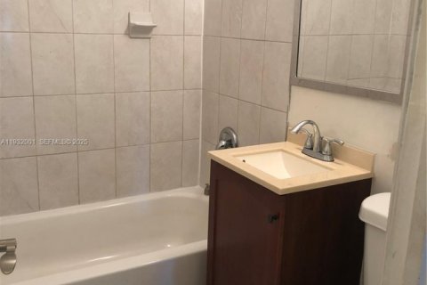 Casa en alquiler en Fort Lauderdale, Florida, 2 dormitorios, 130.06 m2 № 1991068 - foto 14