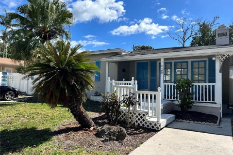Casa en alquiler en Fort Lauderdale, Florida, 2 dormitorios, 130.06 m2 № 1991068 - foto 2