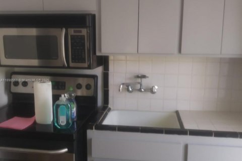 Купить коммерческую недвижимость в Майами-Бич, Флорида 424.75м2, № 2081602 - фото 2