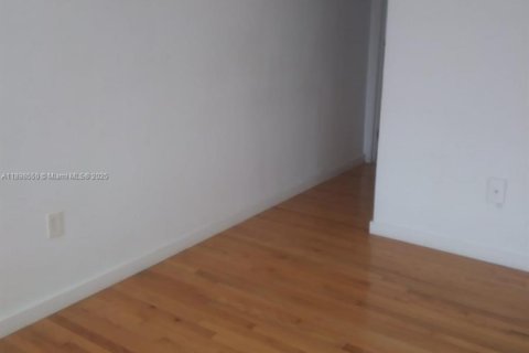 Купить коммерческую недвижимость в Майами-Бич, Флорида 424.75м2, № 2081602 - фото 4