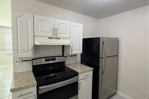 Condominio en alquiler en Cutler Bay, Florida, 1 dormitorio, 62.24 m2 № 1956500 - foto 2