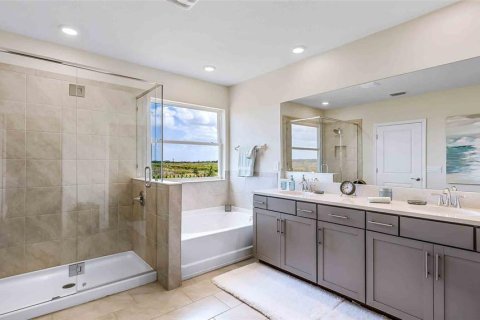 House in Lakewood Ranch, Florida 4 bedrooms, 256.04 sq.m. № 1795541 - photo 18