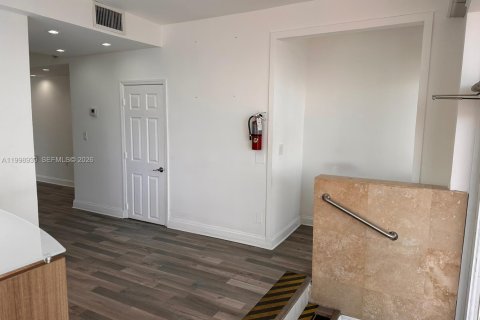 Commercial property in Miami Beach, Florida № 2060956 - photo 26
