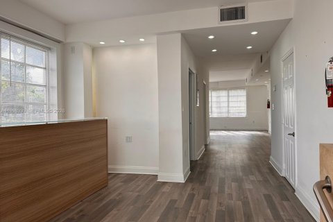 Commercial property in Miami Beach, Florida № 2060956 - photo 24