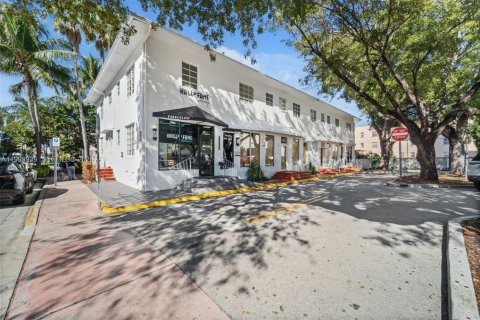 Commercial property in Miami Beach, Florida № 2060956