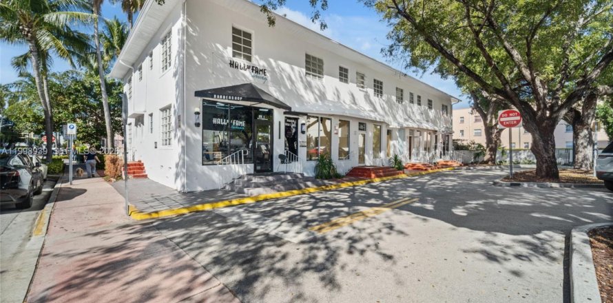 Commercial property in Miami Beach, Florida № 2060956