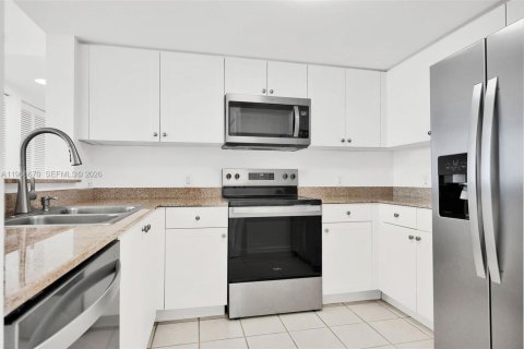 Condo in Miami, Florida, 2 bedrooms  № 2029061 - photo 18