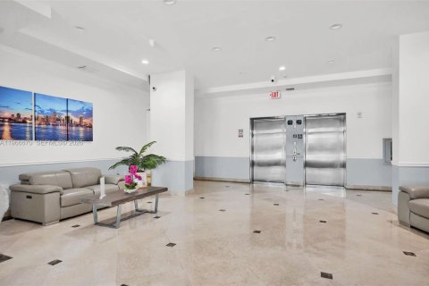 Condo in Miami, Florida, 2 bedrooms  № 2029061 - photo 29
