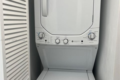 Condo in Miami, Florida, 2 bedrooms  № 2029061 - photo 27