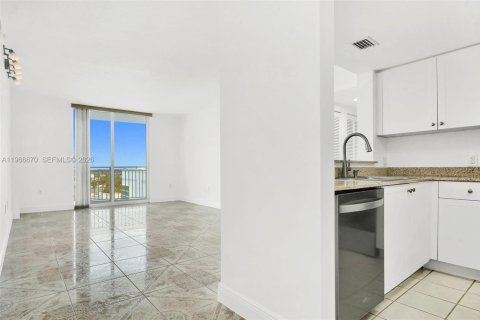 Condo in Miami, Florida, 2 bedrooms  № 2029061 - photo 15