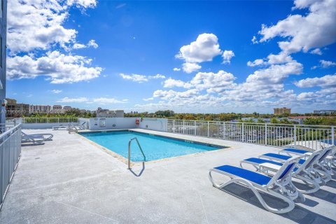 Condo in Miami, Florida, 2 bedrooms  № 2029061 - photo 11