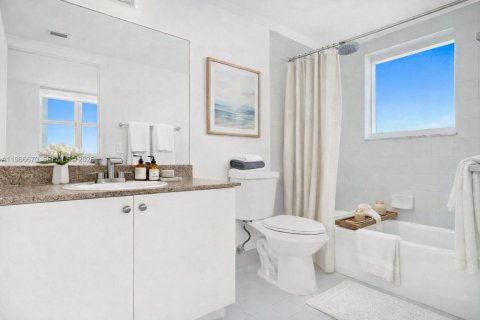 Condo in Miami, Florida, 2 bedrooms  № 2029061 - photo 4