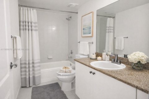 Condo in Miami, Florida, 2 bedrooms  № 2029061 - photo 6