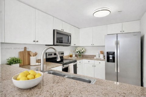 Condo in Miami, Florida, 2 bedrooms  № 2029061 - photo 2