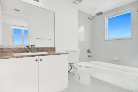 Condo in Miami, Florida, 2 bedrooms  № 2029061 - photo 22